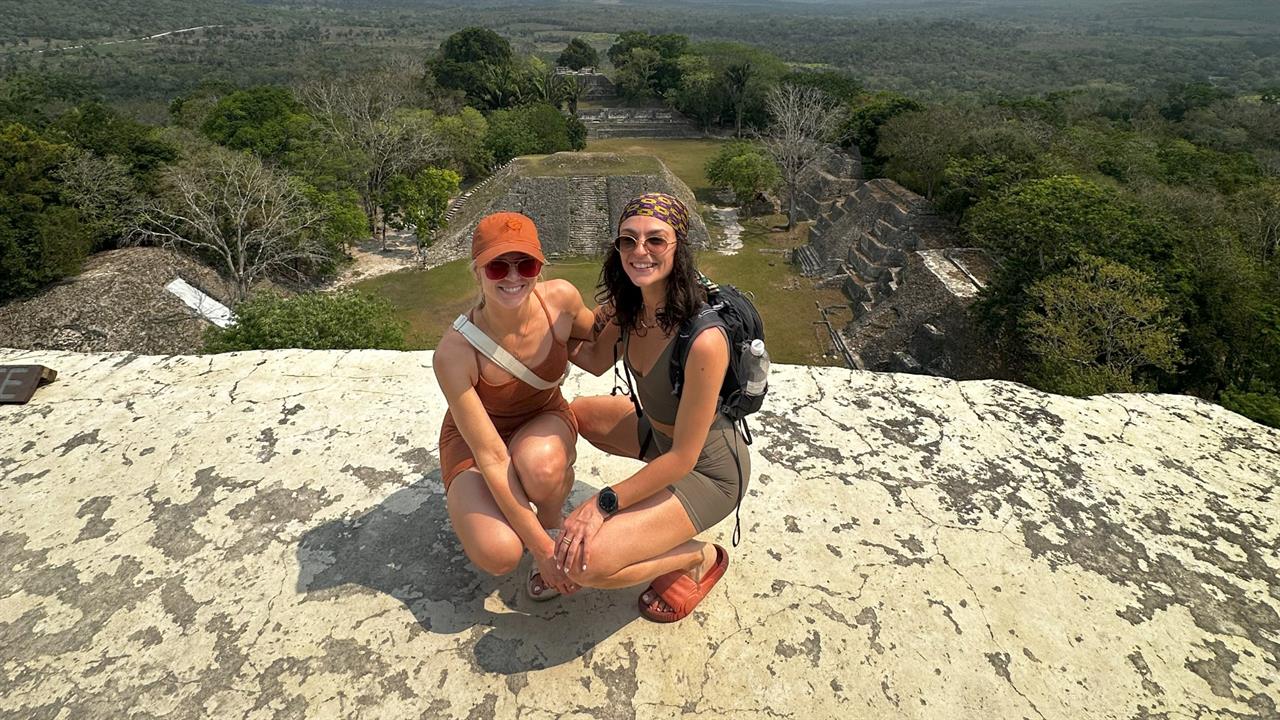 13889 Hikingselfieresized B