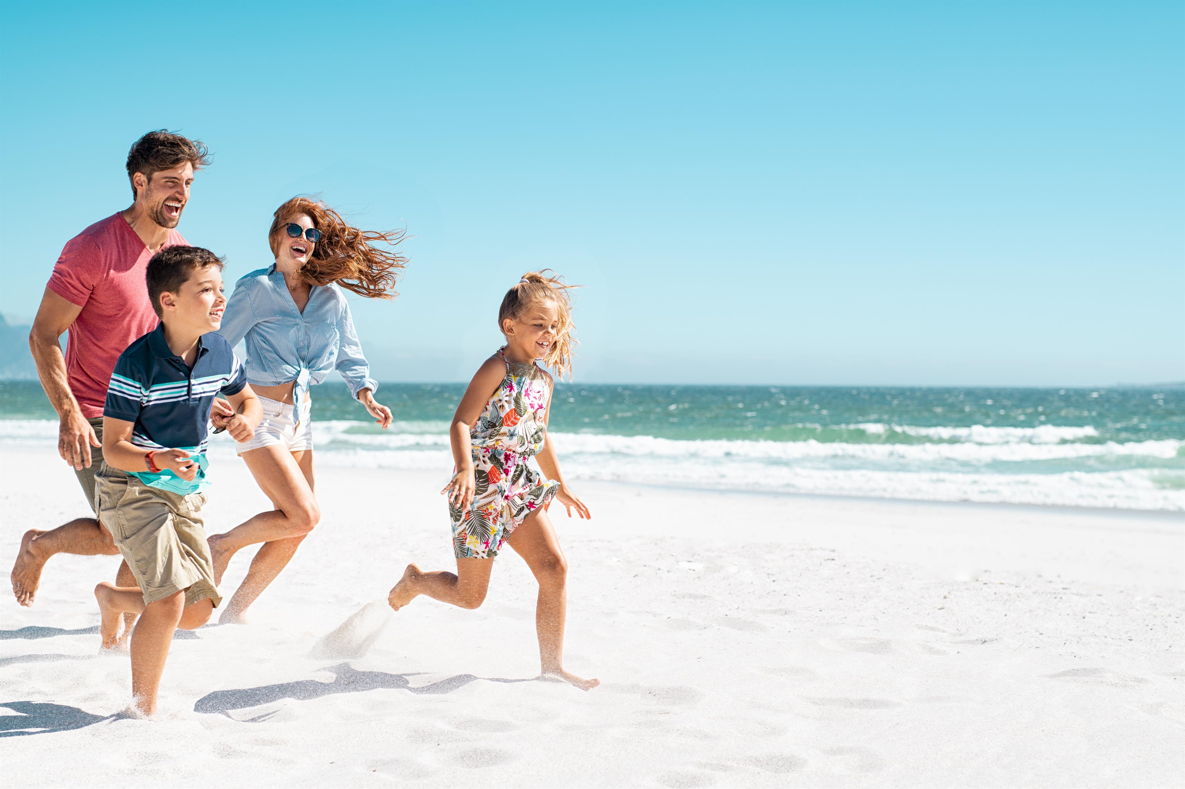 Beach play. Семья на море. Семья на пляже. Счастливая семья на море. Лето отпуск море семья.