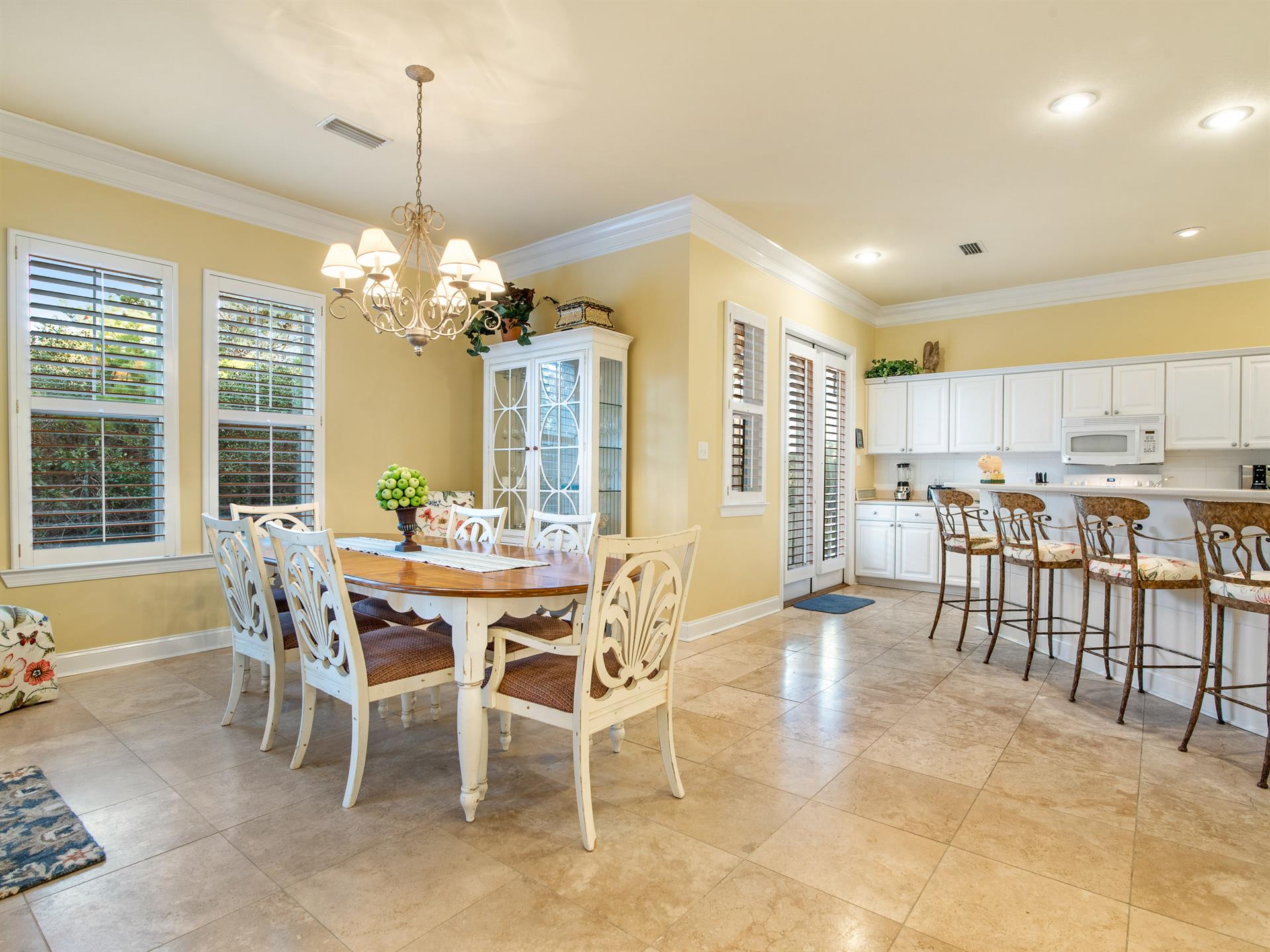 Dining Area and Breakfast Bar