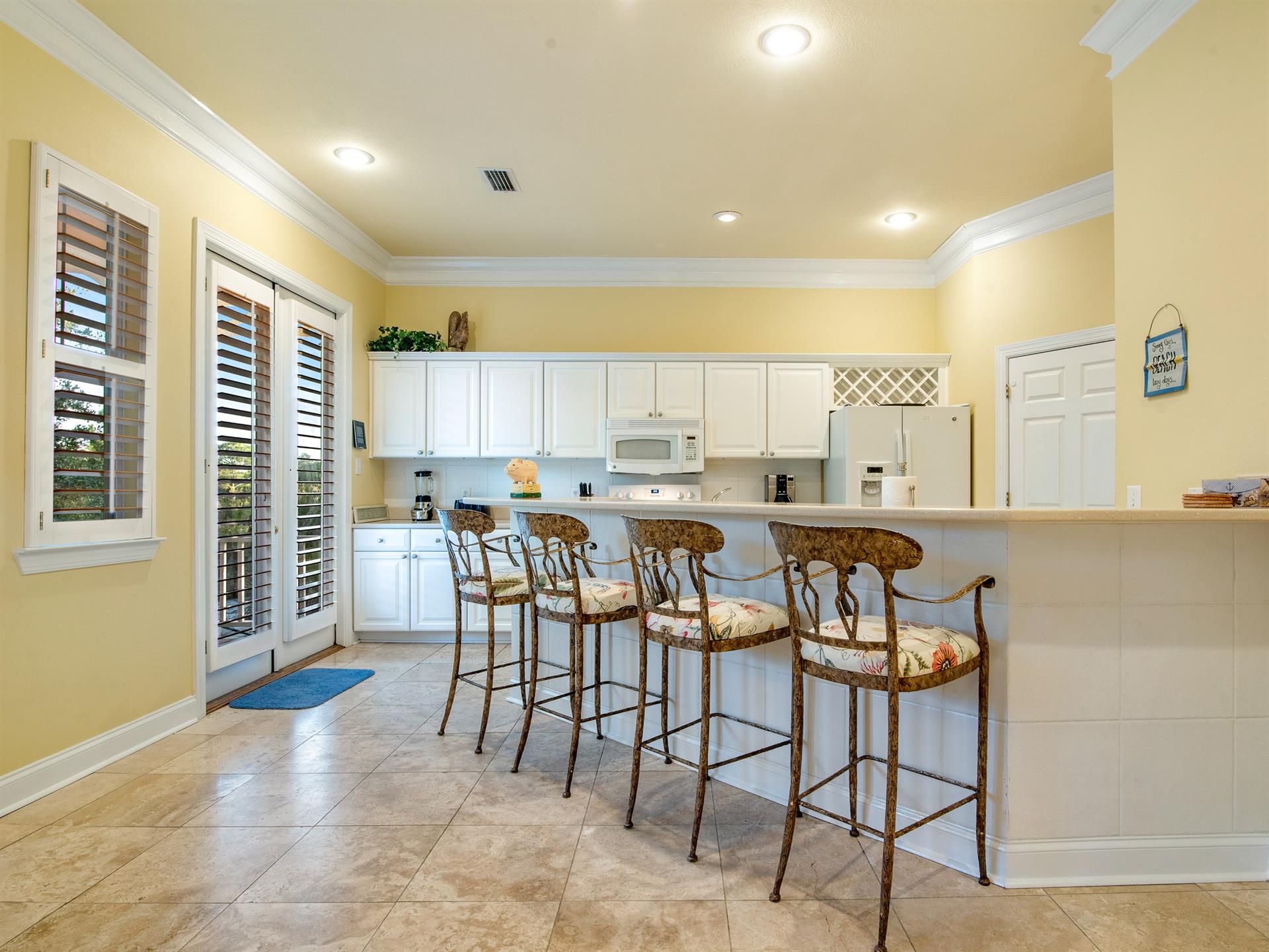 Breakfast Bar and Kitchen