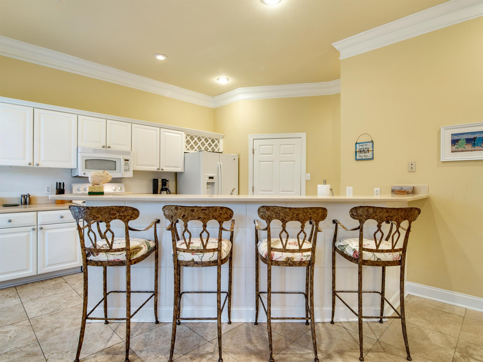 Breakfast Bar and Kitchen
