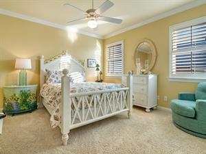 2nd Floor Queen Bedroom