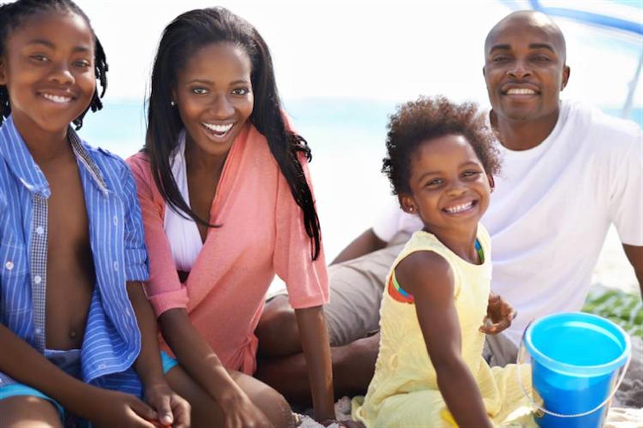 13071 Family At Beach_0 B