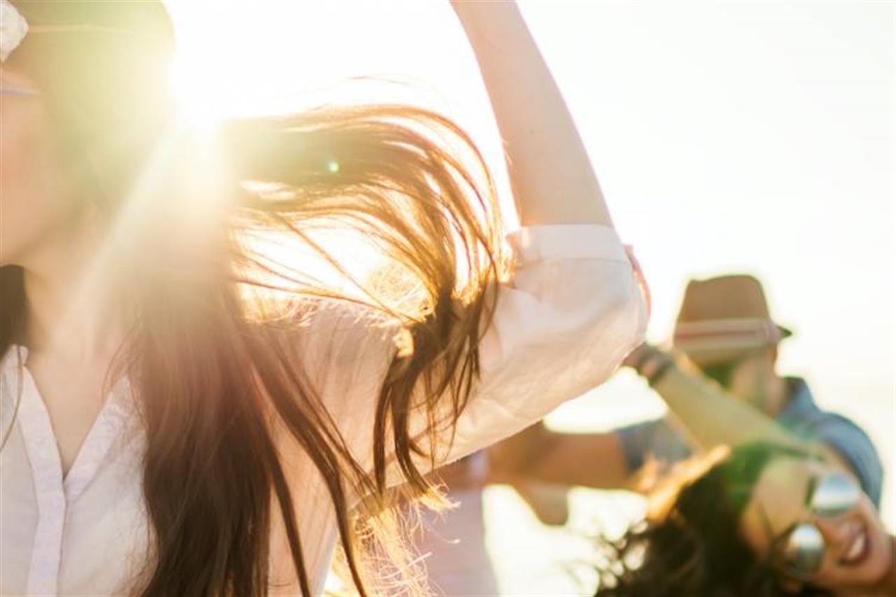 13113 Girls Dancing On Beach B