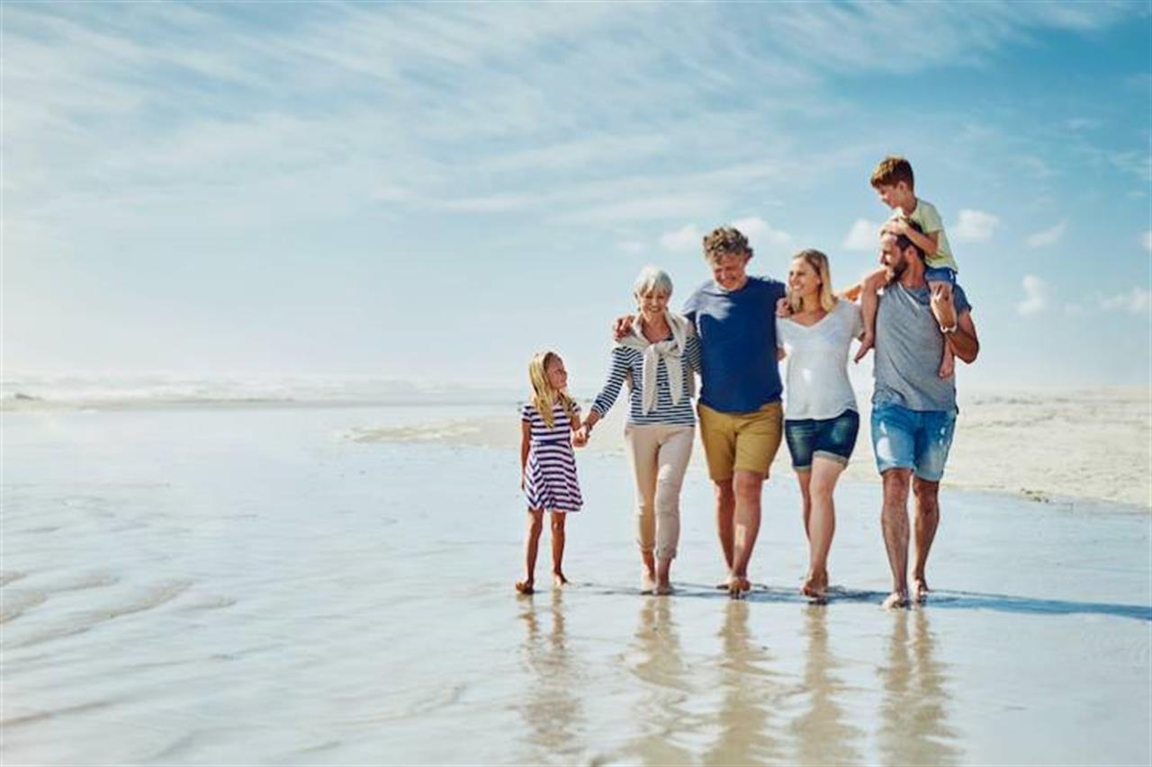 13121 Multigenerationalfamilybeach B
