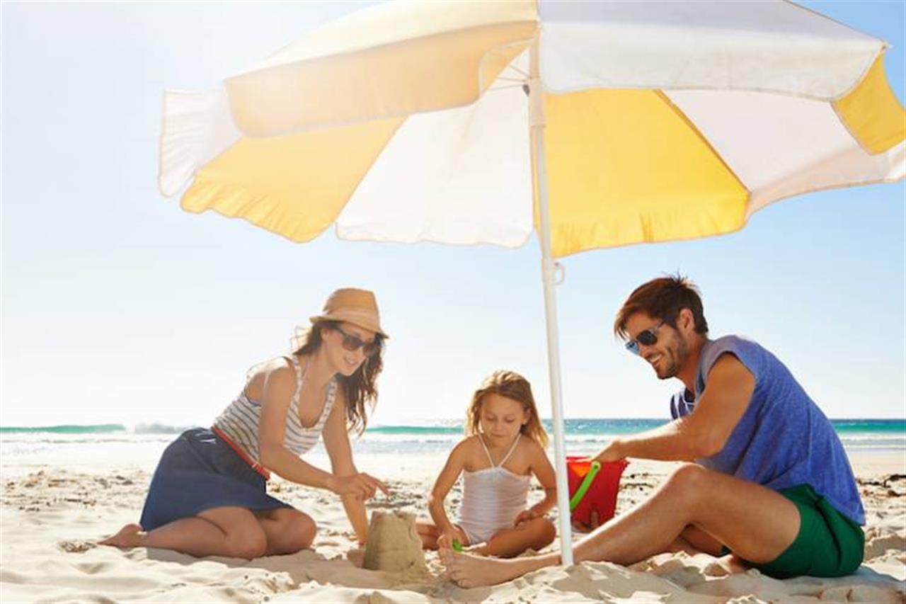 13123 Family At Beach B