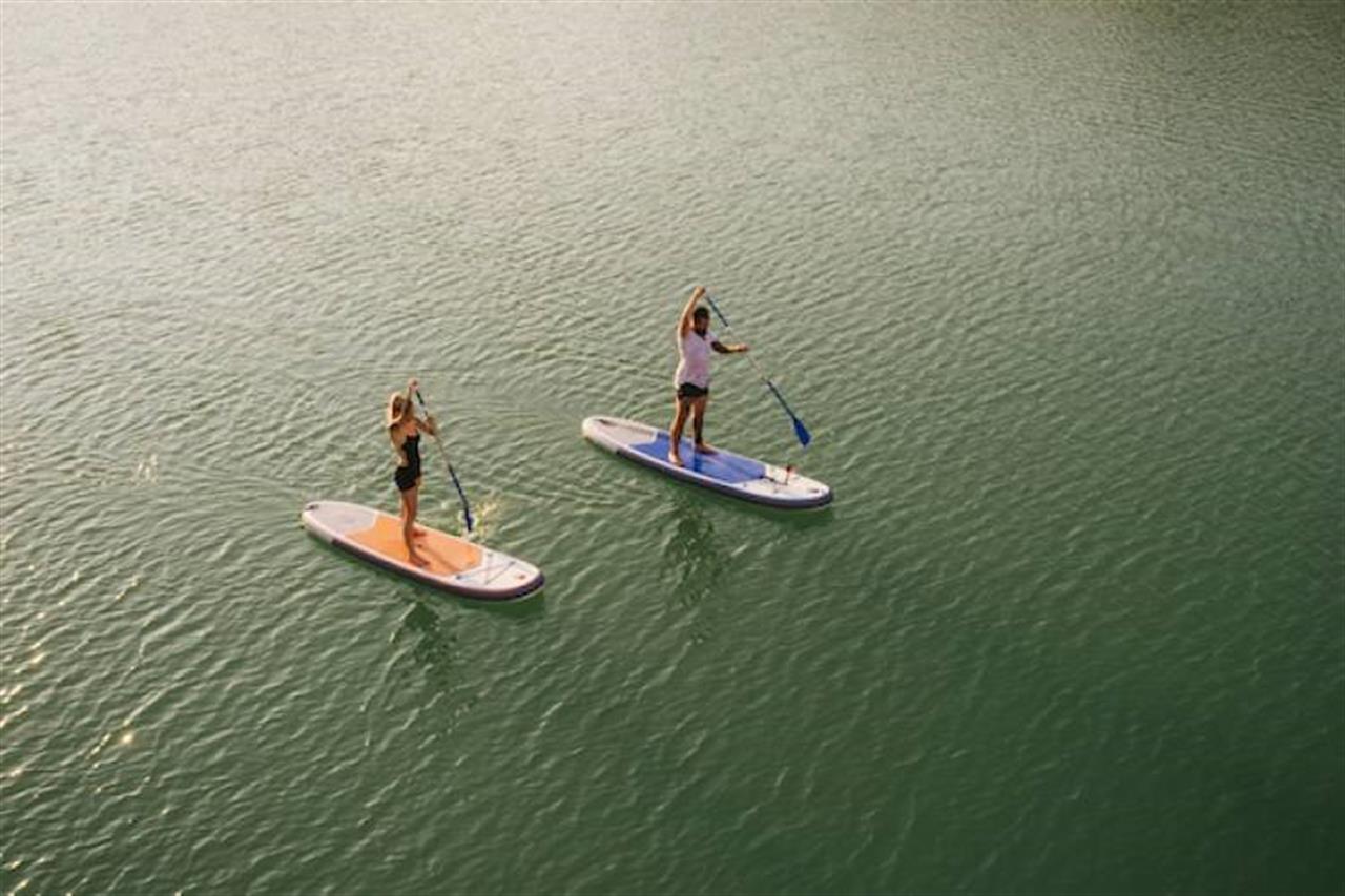 13130 Paddleboardingcouplelake B