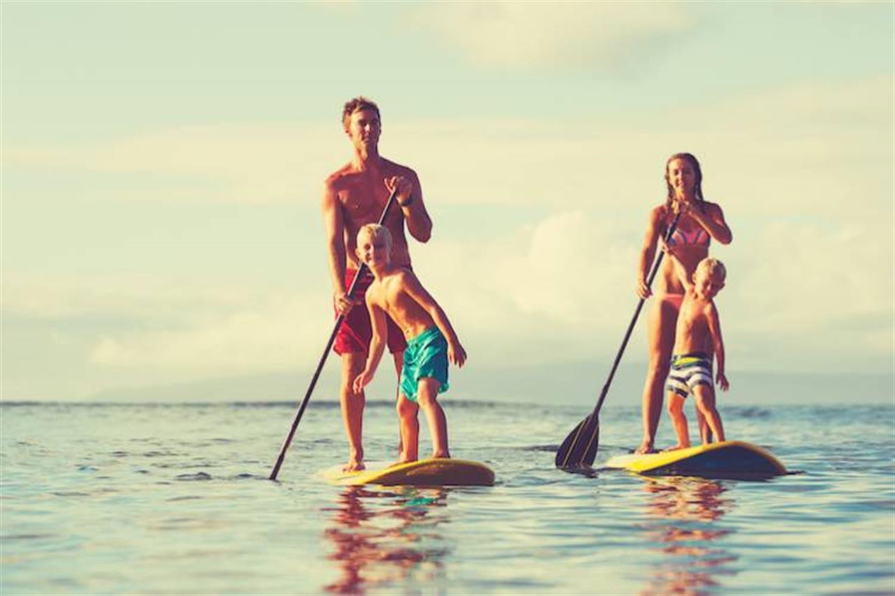 2188 Familypaddleboarding B