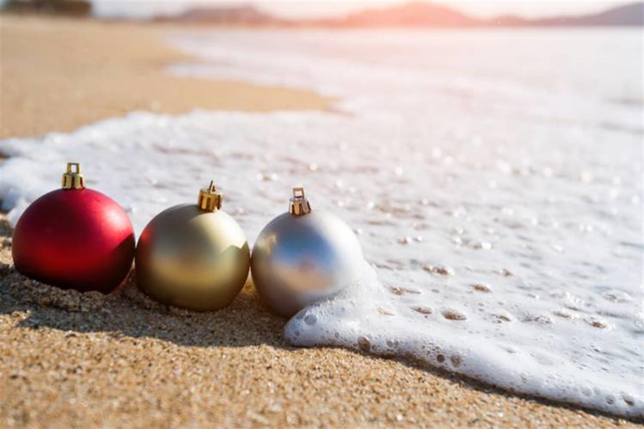 2205 Christmas Ornaments On Beach B