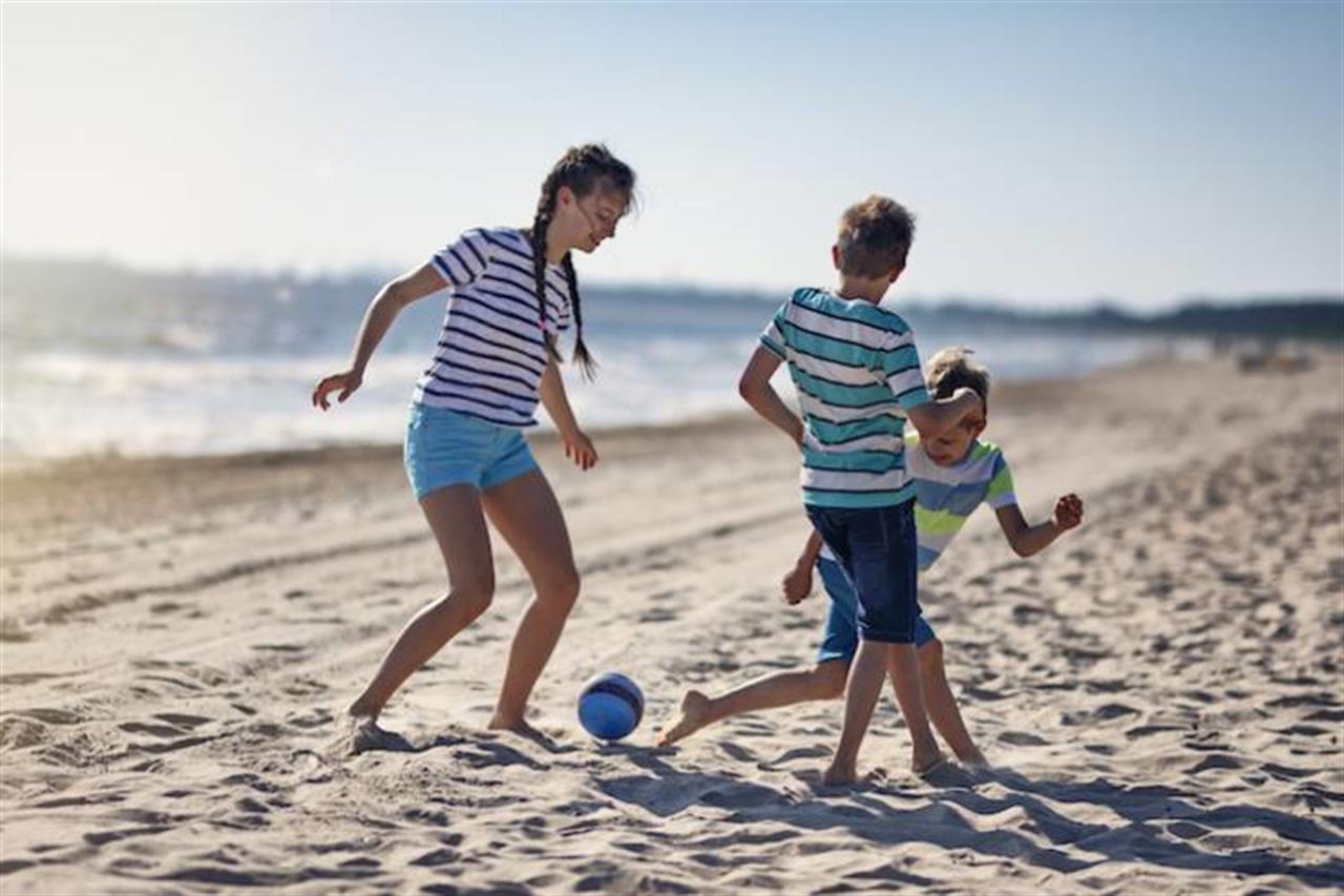 2209 Playingsocceronbeach B