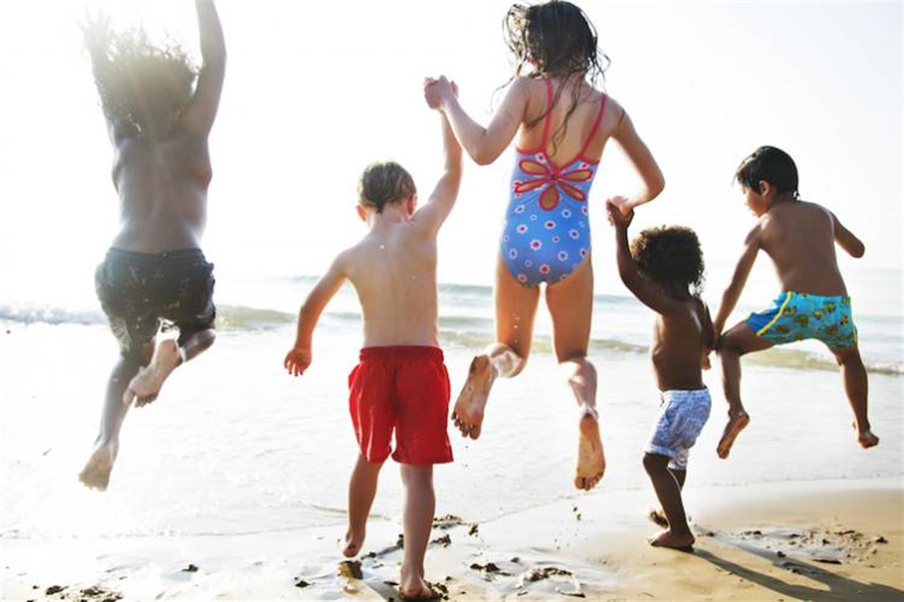 2210 Kids At Beach B