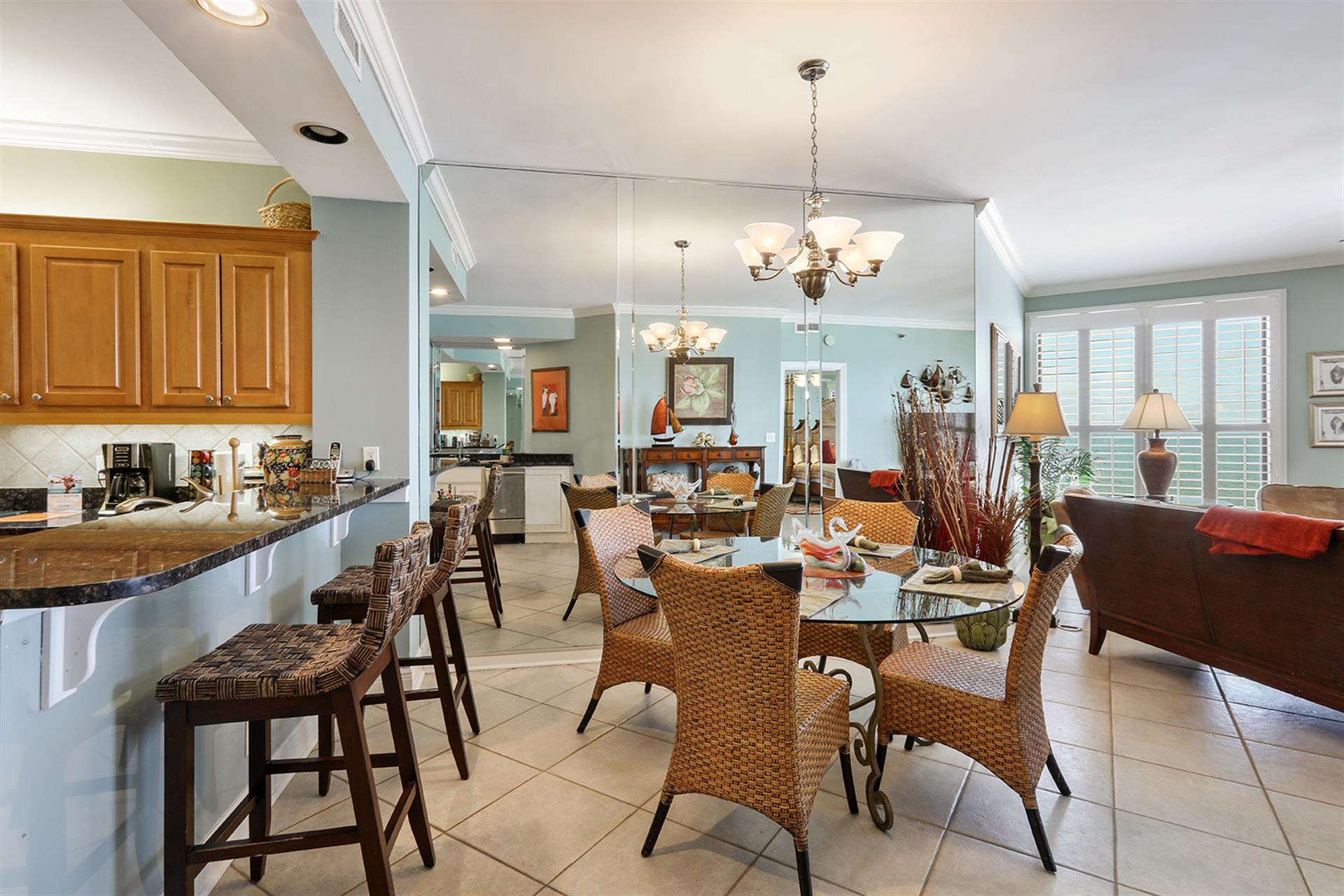 Breakfast Bar and Dining Area