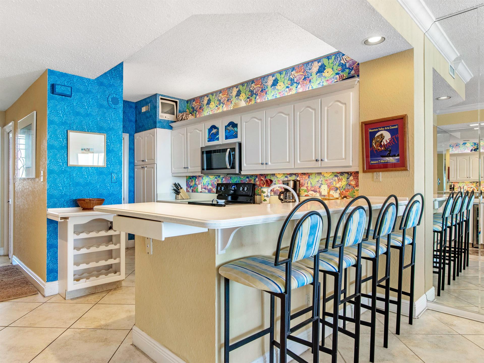 Breakfast Bar and Kitchen