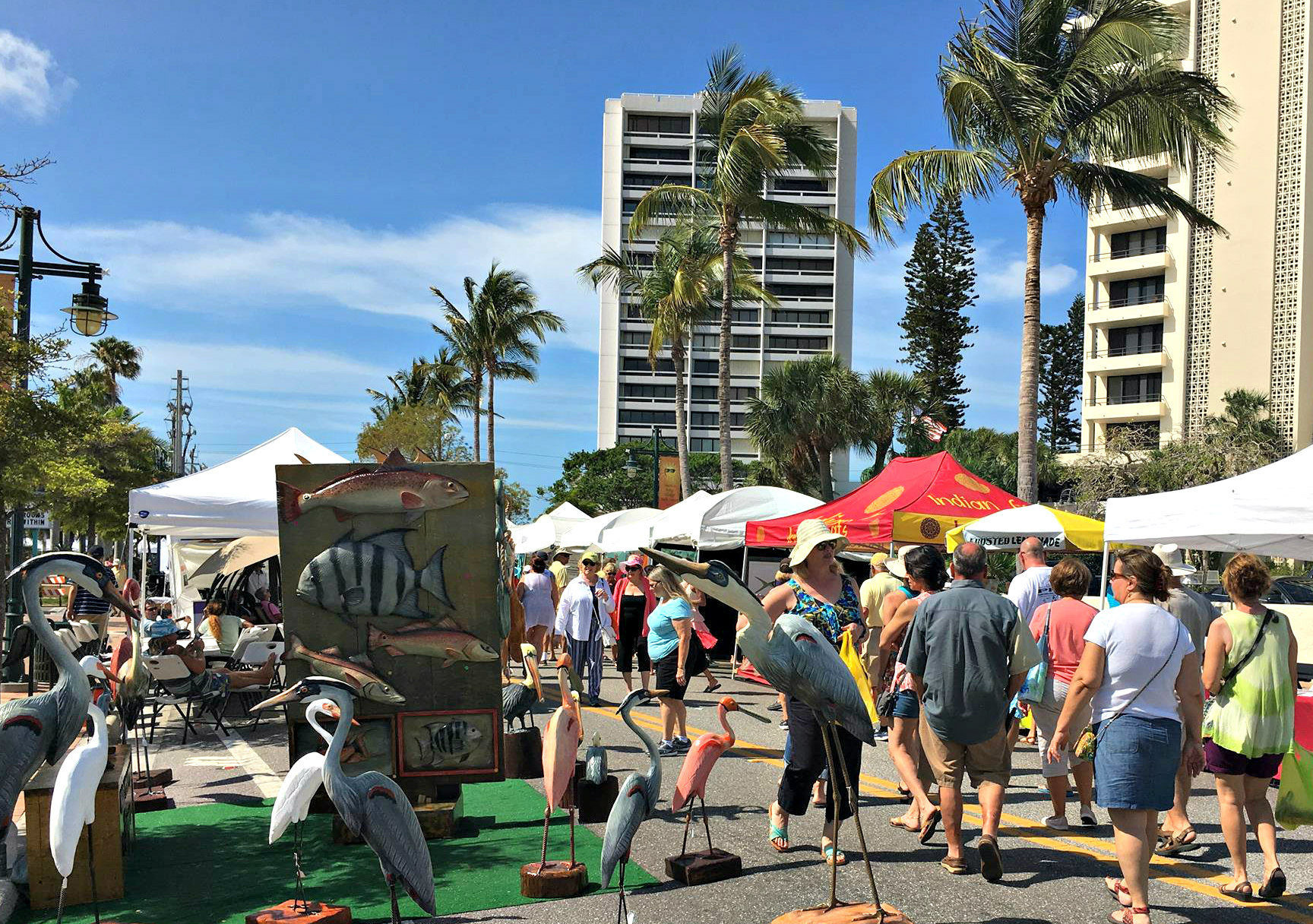 Crowds at art lovers line the sidewalks during Fiesta Key's Siesta Fiesta.