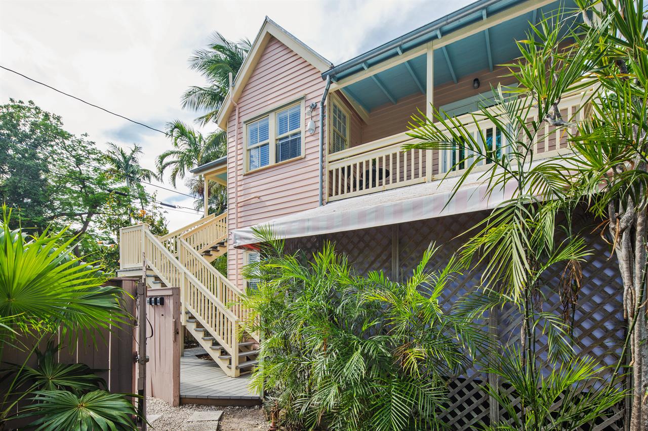 Poincianan Paradise with parking