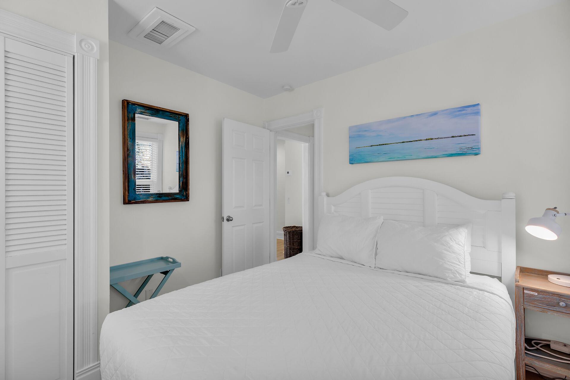 Queen bed in this cozy second bedroom