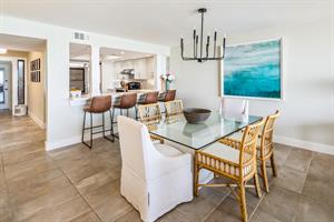 Seating for 6 at the dining table