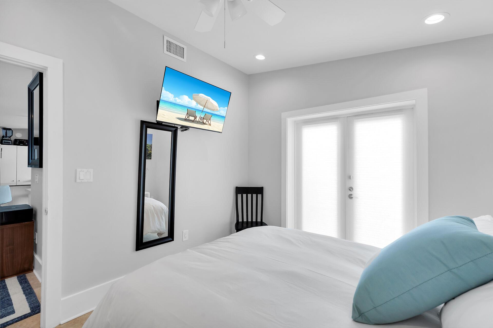 Queen guest bedroom with access to backyard