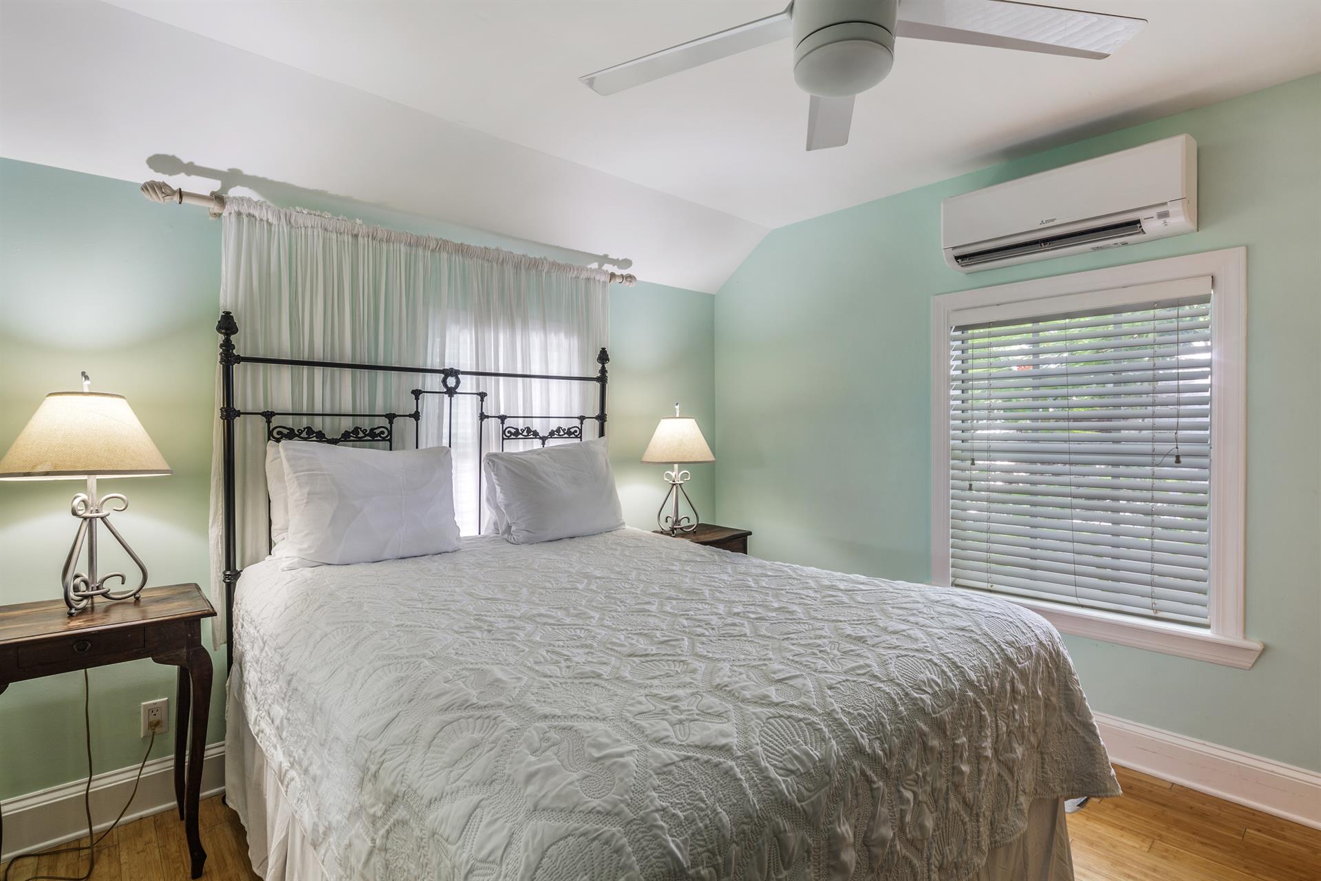 Comfortable king bed to catch up on your rest