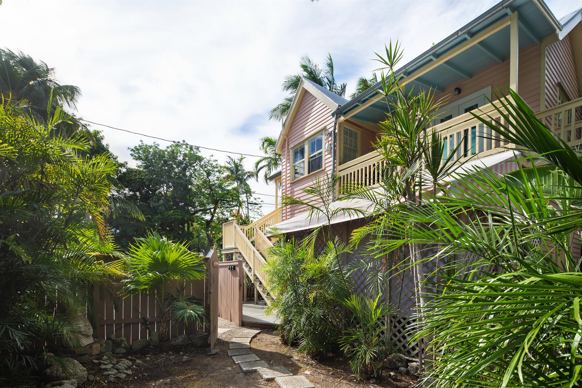 Come upstairs to Poinciana Treetop. Adorable one bedroom