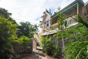 Come upstairs to Poinciana Treetop. Adorable one bedroom