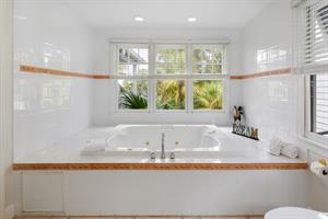 Another view of the fabulous tub