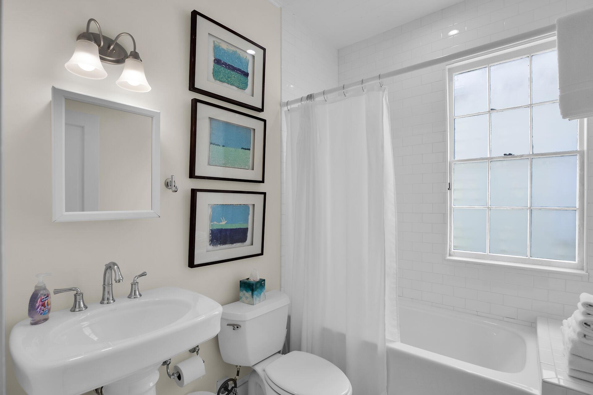 Tubshower combo in the guest bathroom