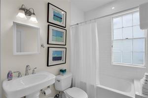 Tubshower combo in the guest bathroom