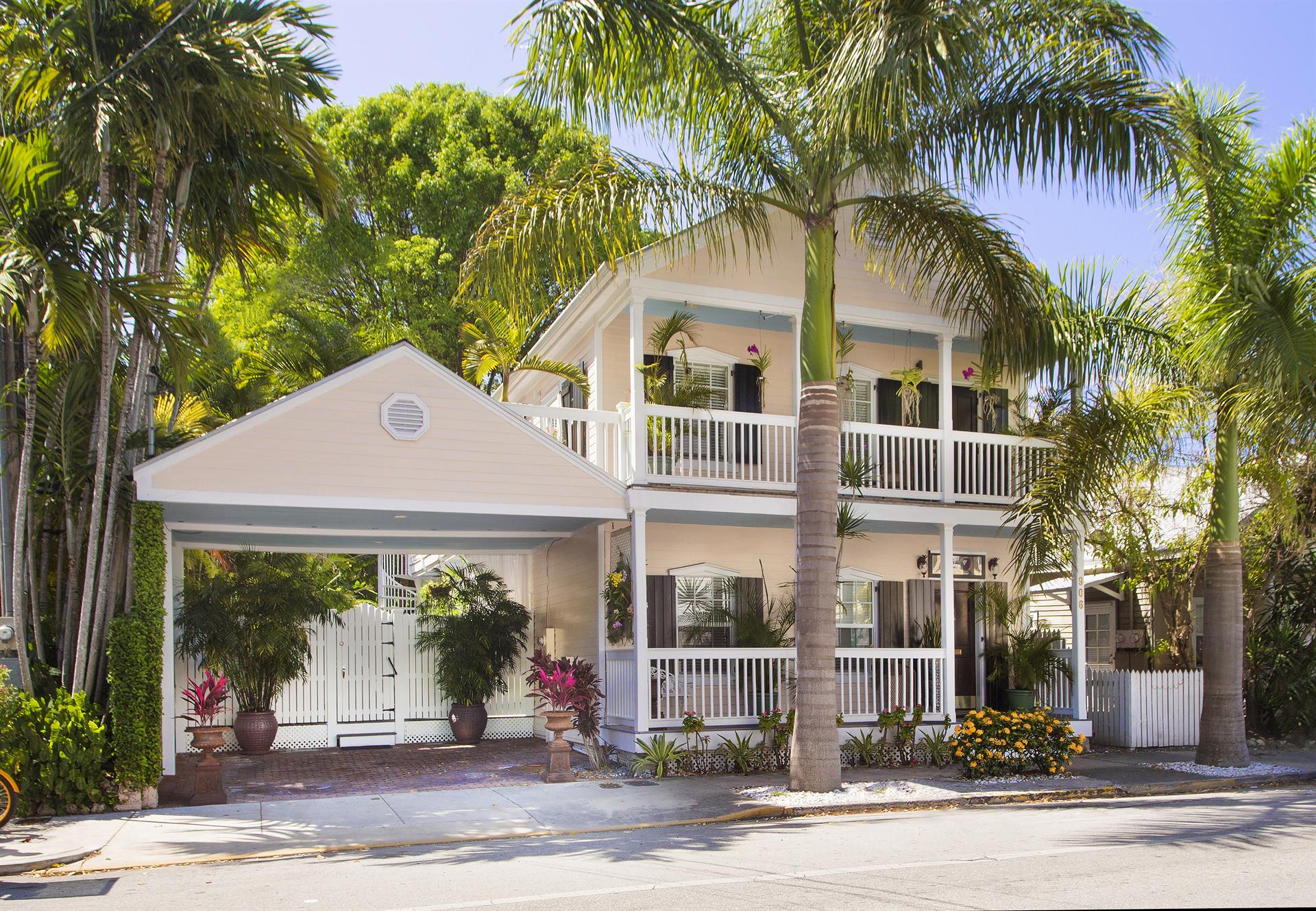 Welcome to Tropical Dream. What a lovely home