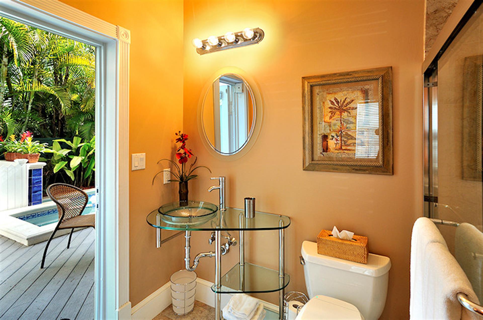 Queen ensuite bath with private access to pool