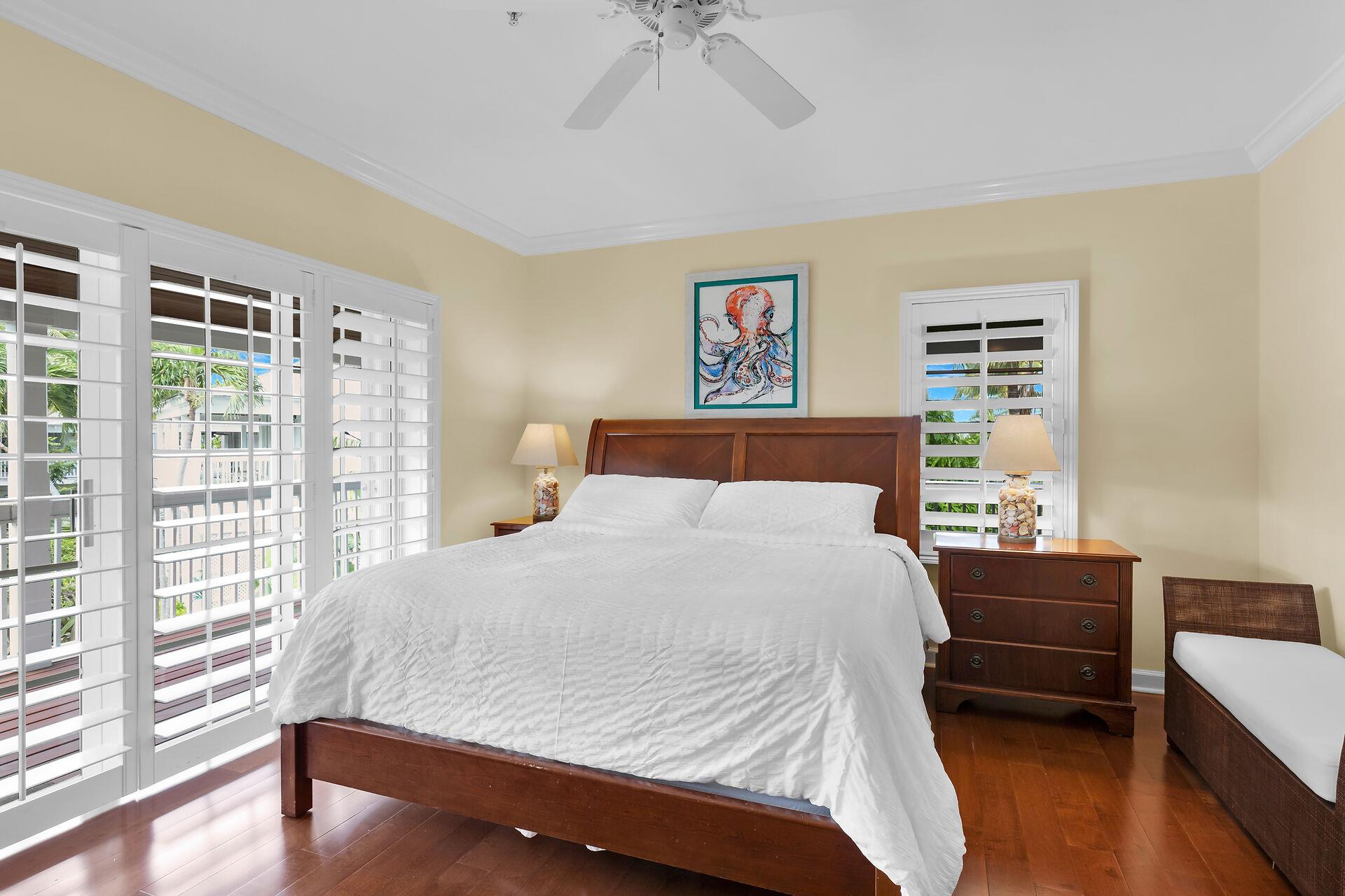 King primary with balcony access