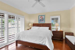 King primary with balcony access