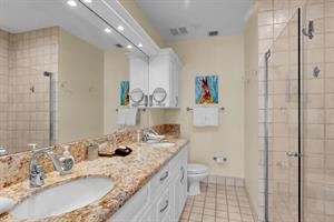 Double sinks in the primary ensuite bath