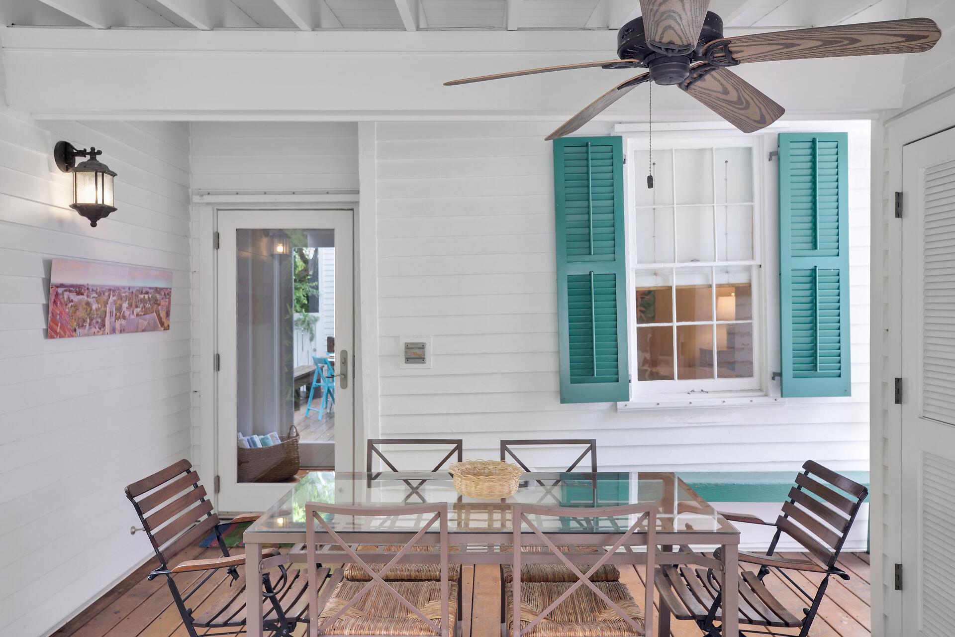 Outdoor dining for 6