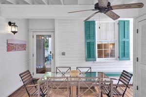 Outdoor dining for 6