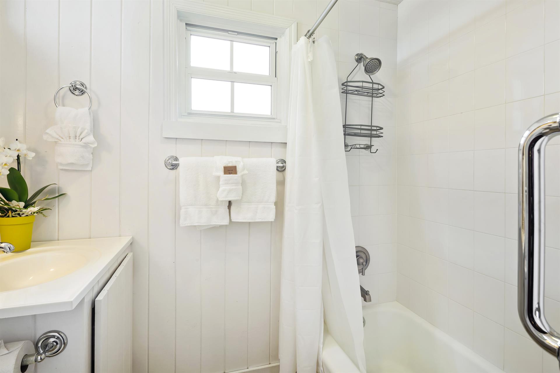 Solaris Cottage  Bathroom has tubshower combo