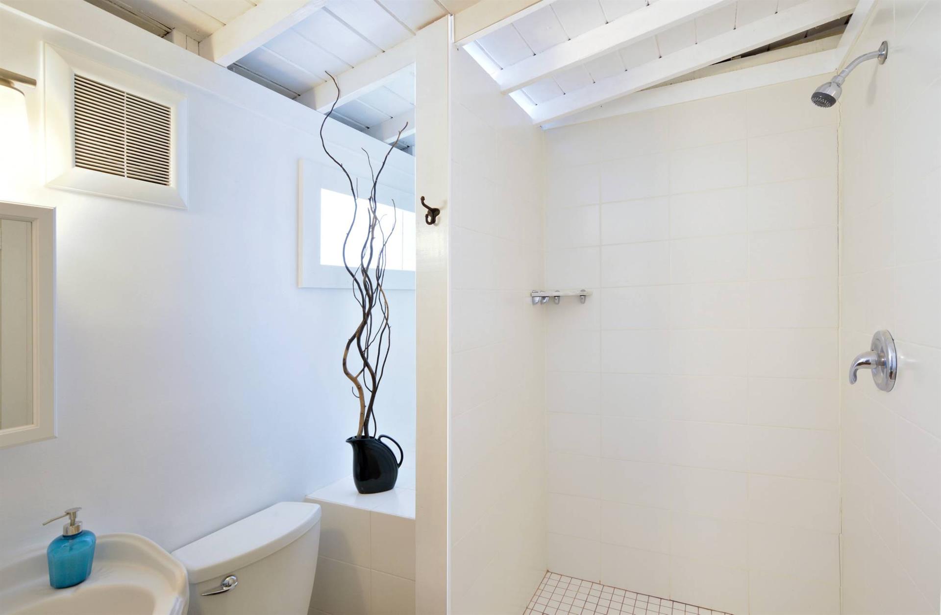 Solaris Gardens bath with walkin shower