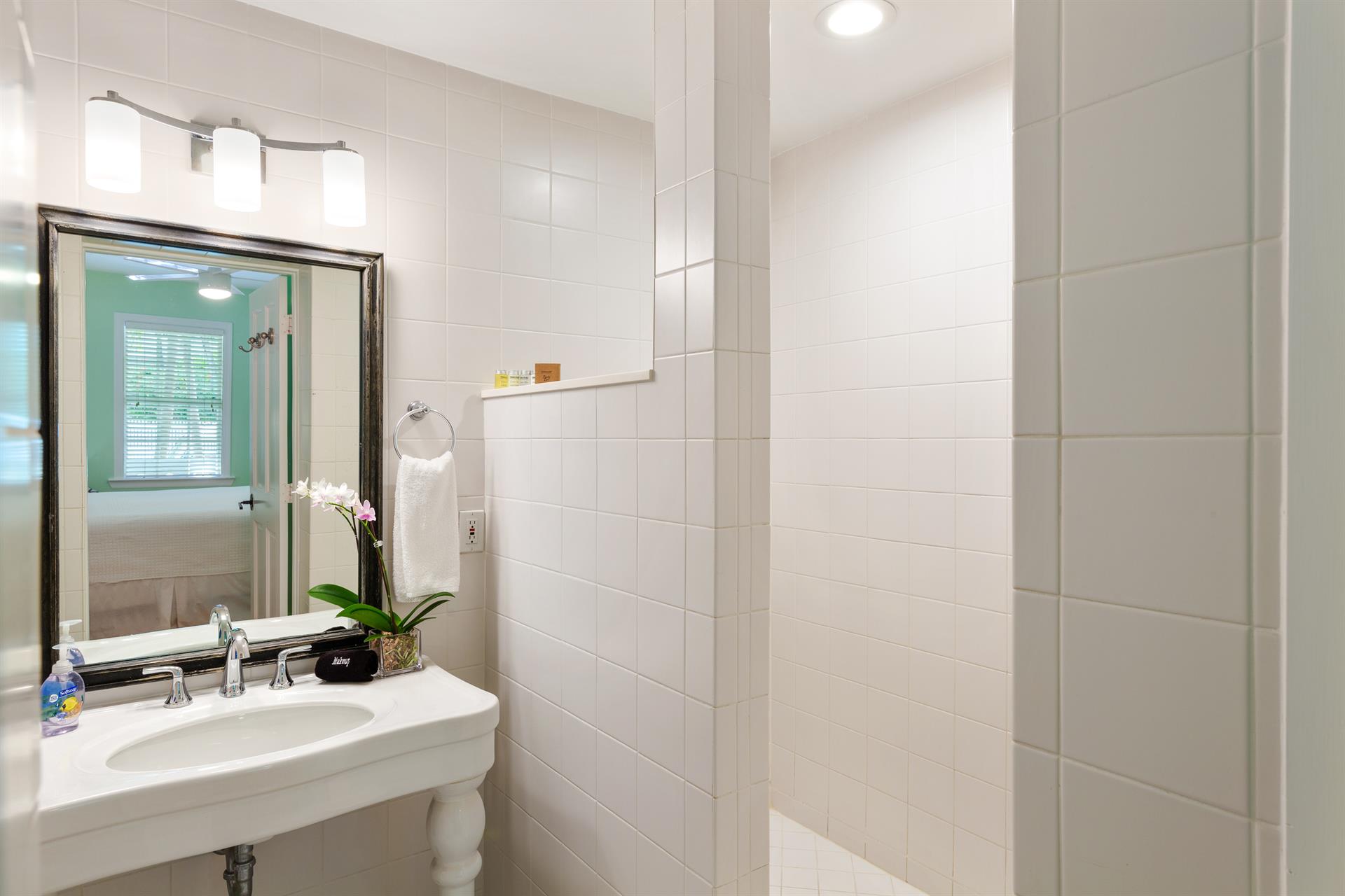 Ensuite bath with large walkin shower