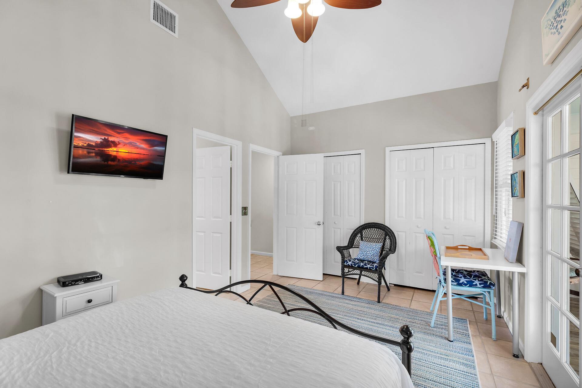 Guest bedroom with queen size bed and ensuite