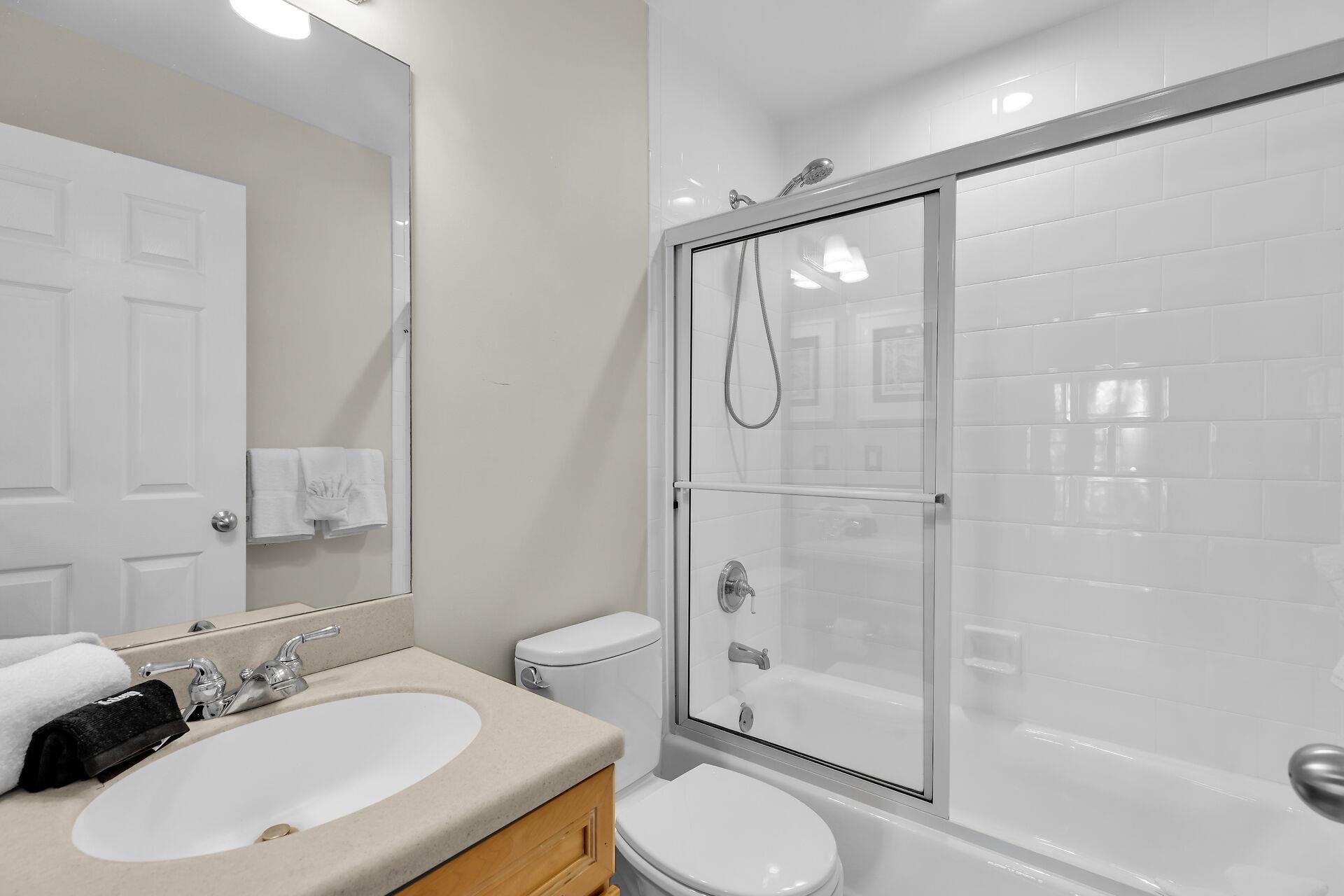 Guest bath with tubshower combination