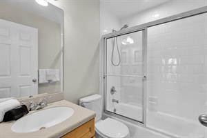 Guest bath with tubshower combination