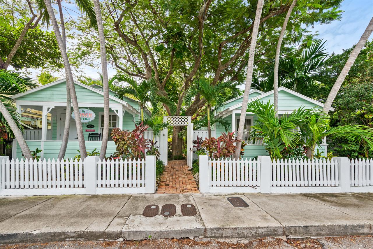 Quaint complex for you and some friends or family