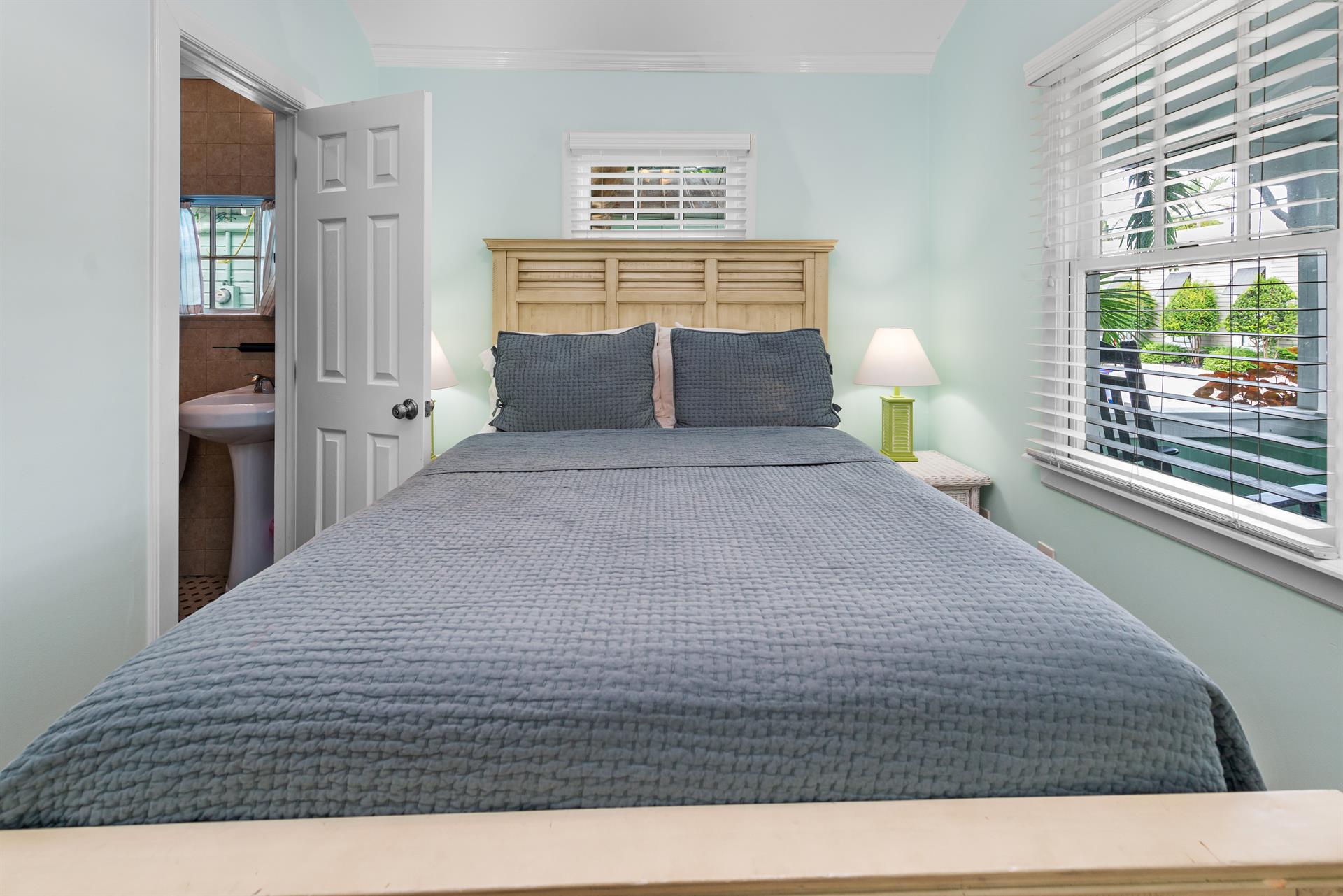 Queen bed with ensuite bath