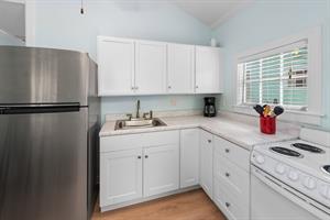 Quaint kitchen with all you need for snack or meal prep