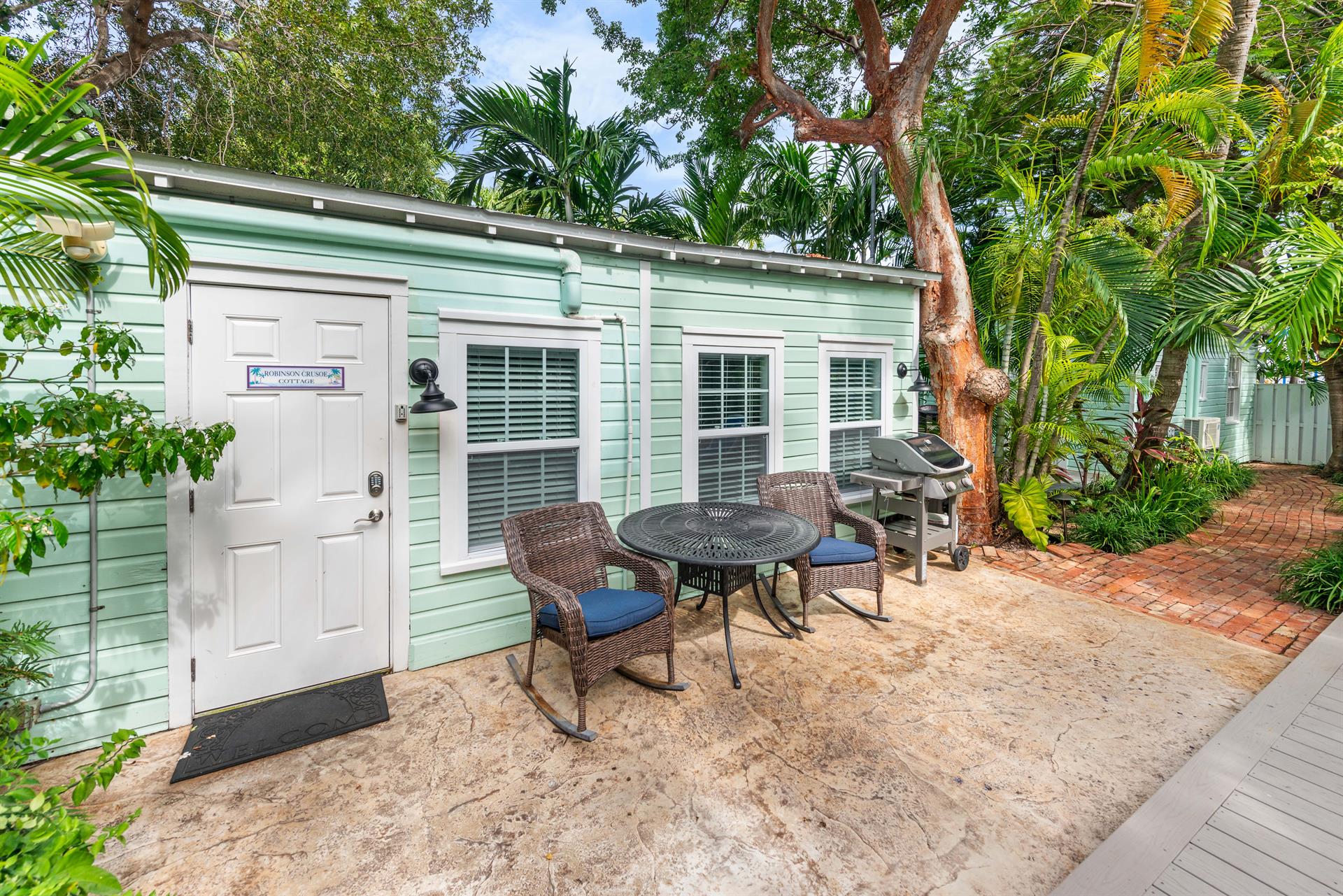 Robinson Crusoe Cottage with quaint patio area