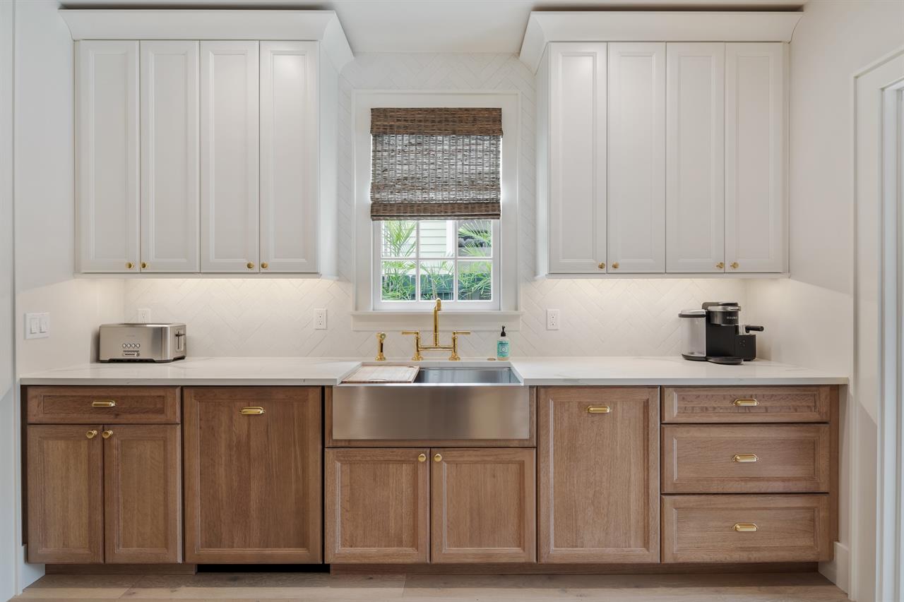 Youll have all you need in this top of the line kitchen.