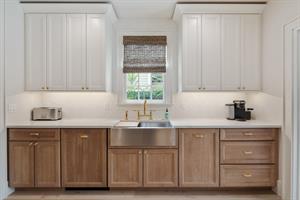 Youll have all you need in this top of the line kitchen.
