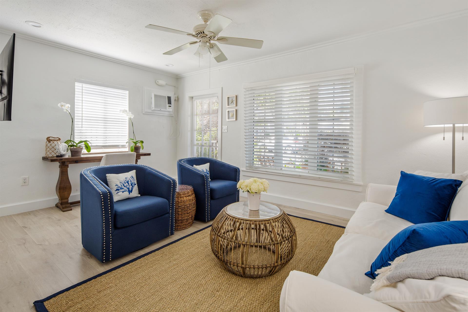 Beautiful, bright living area with comfortable furnishings.