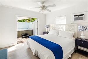 Fabulous king bed and private hot tub at Casablanca Too