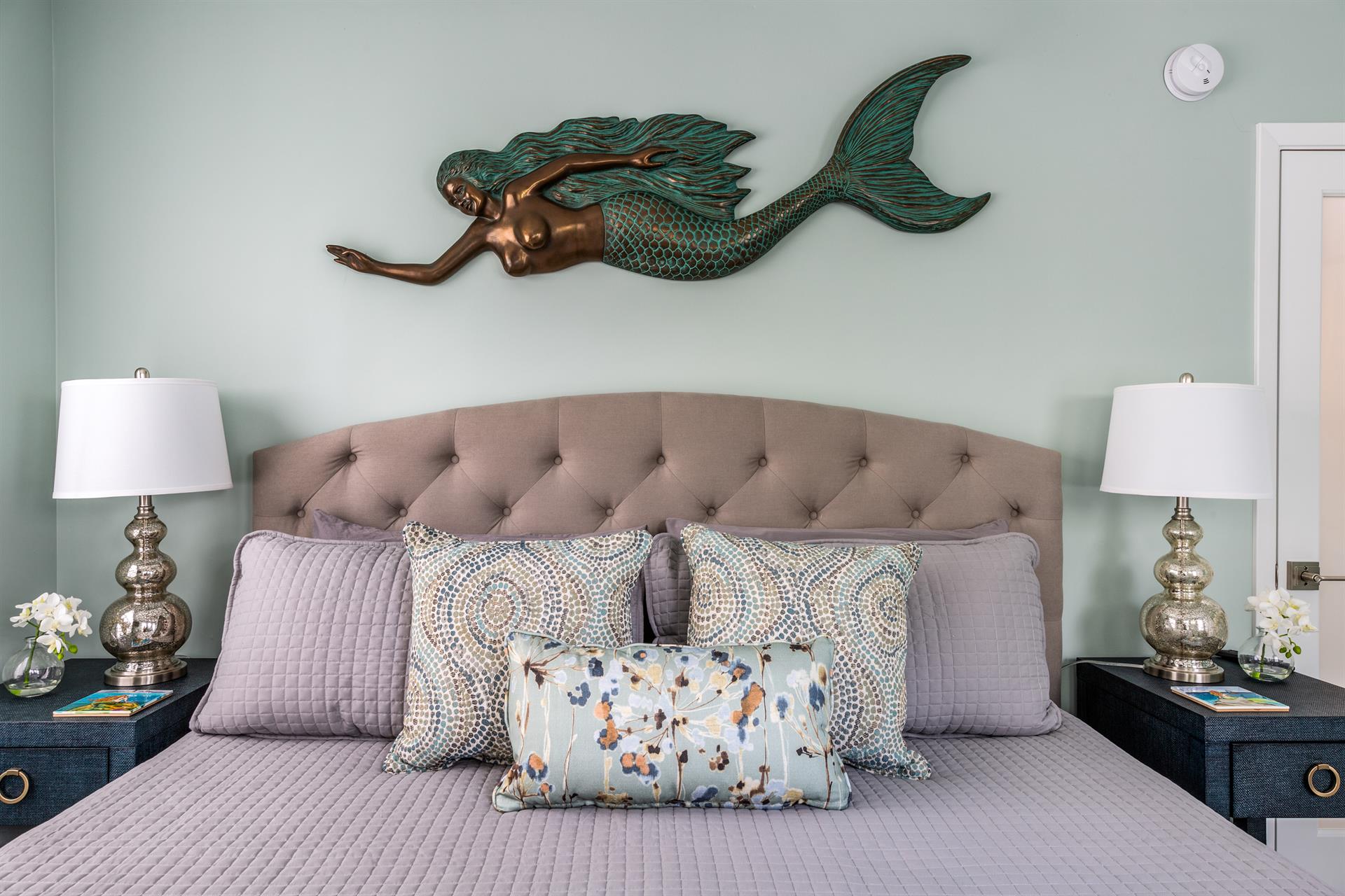 King bed with modern touches make your guests super comfortable.